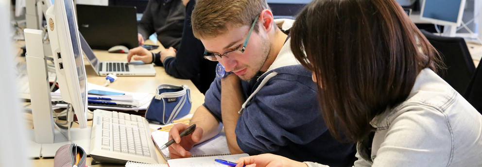 Zwei Studierende lernen vor einem Computer